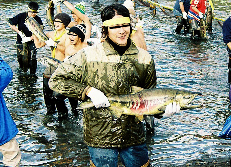 織笠川のサケつかみ取り大会